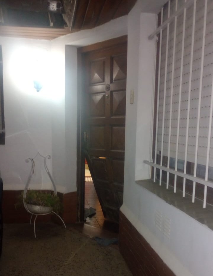 Observó por las cámaras como los delincuentes intentaban entrar a su vivienda