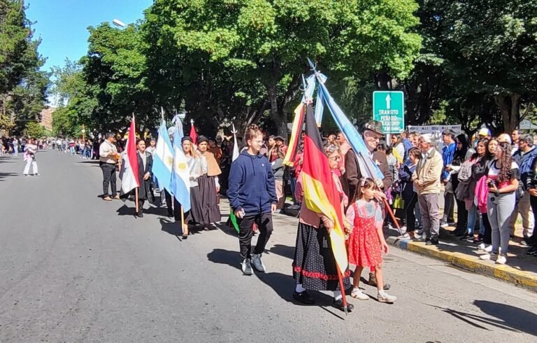 Provincia firmó convenios y entregó aportes en el aniversario de Esquel
