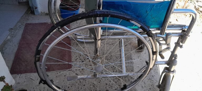 Hace un año que espera una silla de ruedas