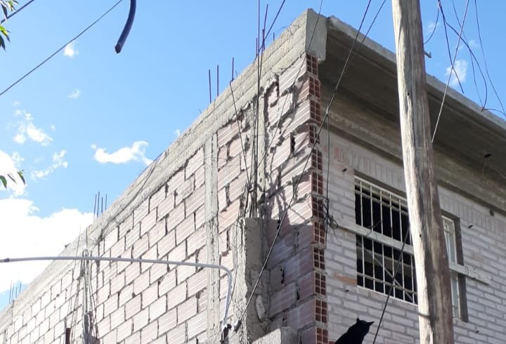 Intentaron robar cables de un poste, una vecina los vio y escaparon