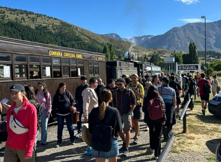Miles de turistas disfrutan de “La Trochita” en este Verano 2024