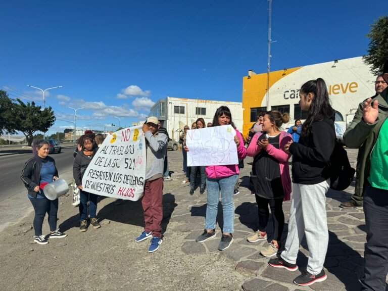 Padres de la Escuela N° 521 realizan un abrazo simbólico: “No vulneren más a nuestros hijos”