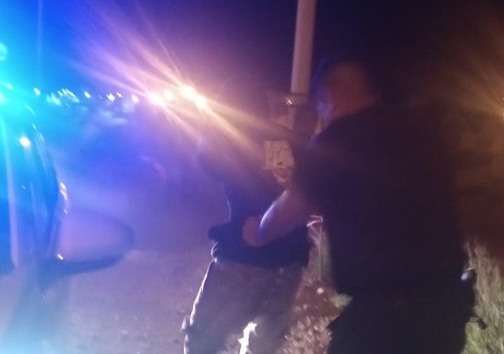 Escuchó ruidos mientras dormía y vio a dos ladrones en su casa