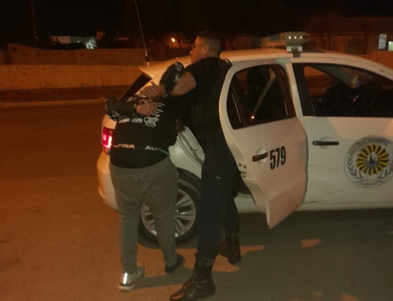 Quiso entrar a una vivienda, escapó en su moto pero un testigo lo impidió