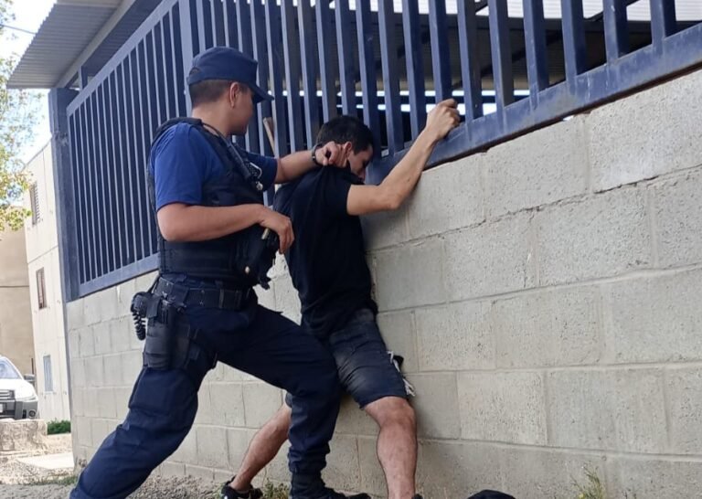 Le robaron, persiguió al ladrón y lograron detenerlo