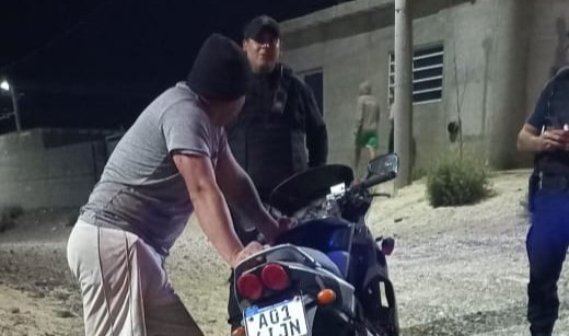 Lo descubrieron con una moto robada
