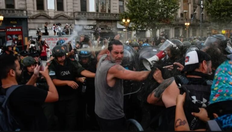 Nuevos incidentes en las afueras del Congreso tras la aprobación de la Ley Ómnibus