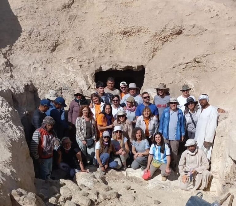 Investigadores argentinos se financiaron con ferias de plato y descubrieron la entrada original de una importante tumba egipcia
