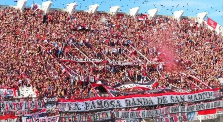 Escándalo en el ascenso: un hincha de Chacarita fue asesinado en la tribuna