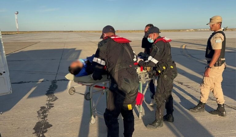 En una milimétrica maniobra de rescate, evacuaron de urgencia a un tripulante de un buque