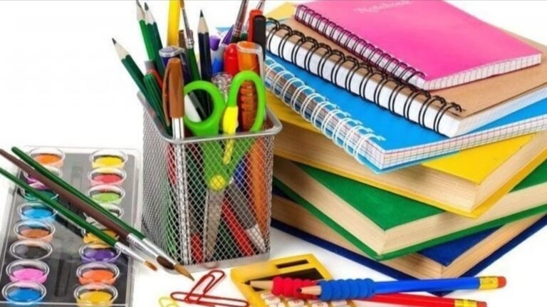 Entrega de útiles escolares en el Centro de Empleados de Comercio