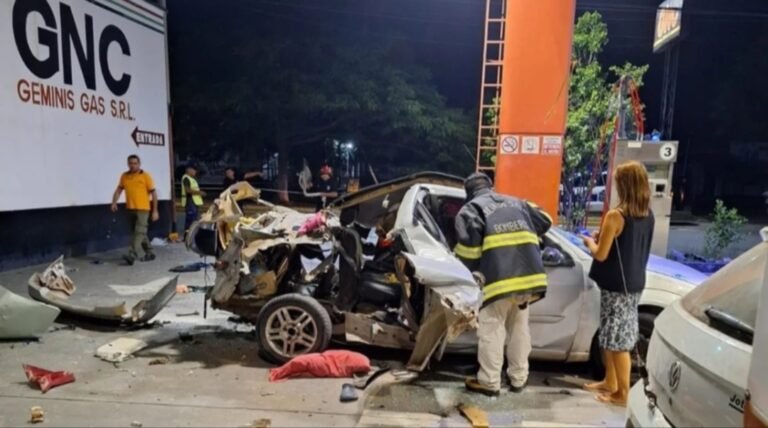 Cargaba gas en una estación de servicio, su auto explotó y causó una lluvia de cocaína