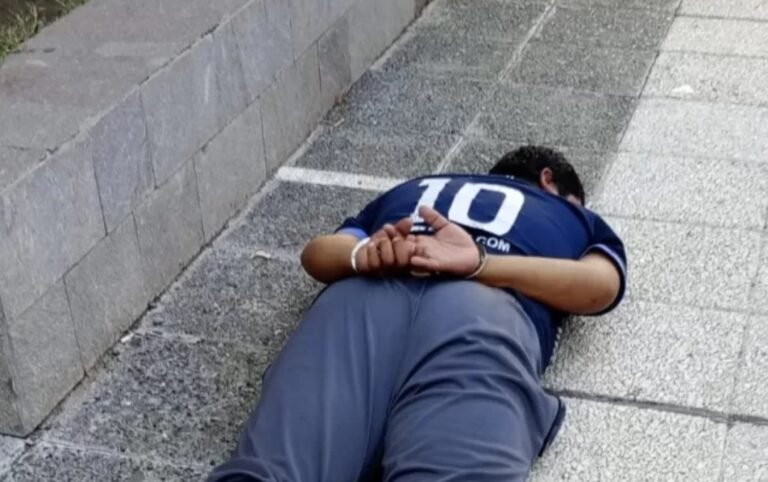 Robó bolsos de un local, salió corriendo y lo atraparon