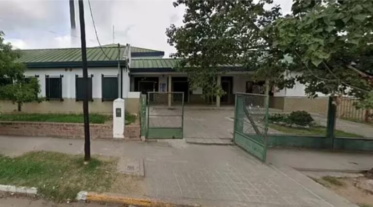 En pleno acto escolar, un hombre entró con un cuchillo y amenazó a su expareja adelante de los chicos