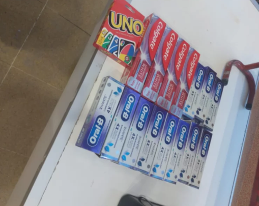 Una mujer detenida por intentar robar 15 pastas de dientes y un juego de cartas