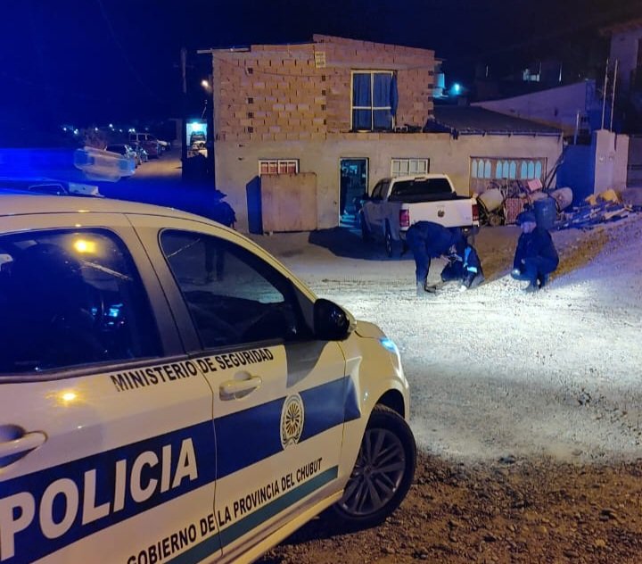 Estaba durmiendo con su familia y le atacaron a tiros la casa