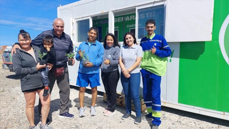 Urbana y el Municipio entregó 300 plantines por el 123° Aniversario de Comodoro