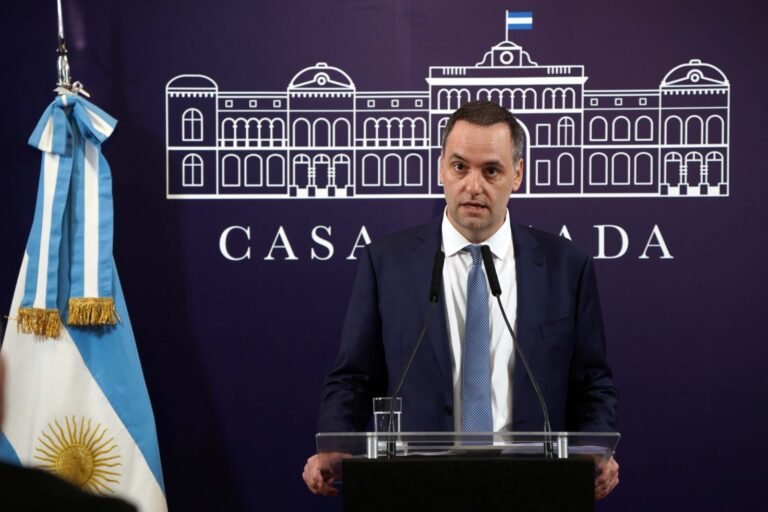 Adorni, sobre Chubut: “Amenazar con cortar el suministro de petróleo y gas es una extorsión”