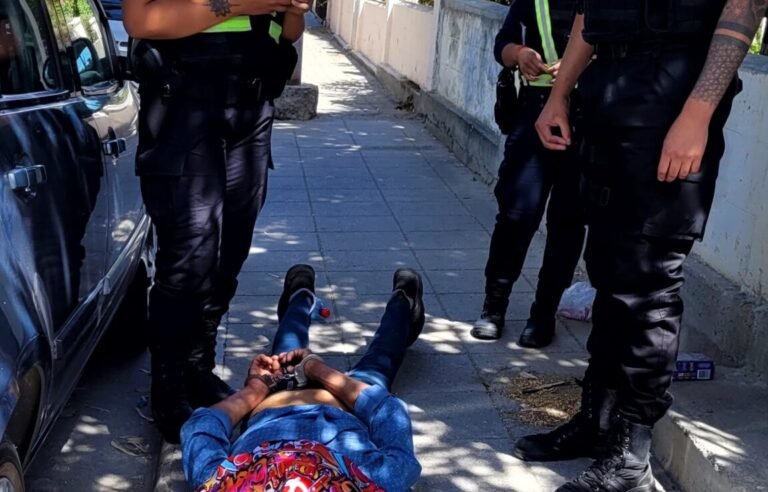 Cuando regresaba al auto, encontró a dos sujetos intentando robar la batería de su vehículo