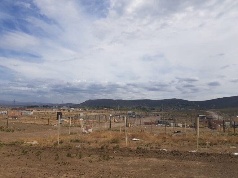 Reclaman la falta de servicios en terrenos de Ex Radio Estación entregados en el año 2022