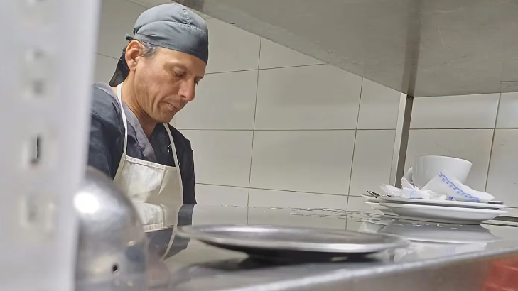 Dormía en la guardia de un hospital, pidió agua en un bar y le dieron trabajo: “Mi sueño es salir adelante”