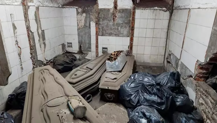 Horror: hallaron más de 500 ataúdes y 200 bolsas con restos humanos en depósitos de un cementerio
