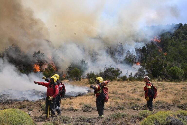 Continúan los trabajos para controlar el incendio en la Cordillera