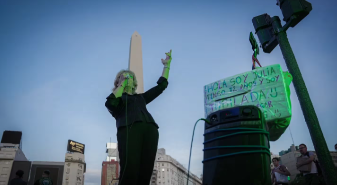 Cobra la jubilación mínima y canta frente al Obelisco para llegar a fin de mes: “Gano más haciendo esto”
