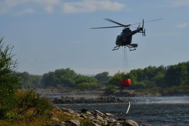 Con la llegada de 45 brigadistas de Santa Fe, refuerzan el operativo para contener el incendio del Parque Nacional “Los Alerces”