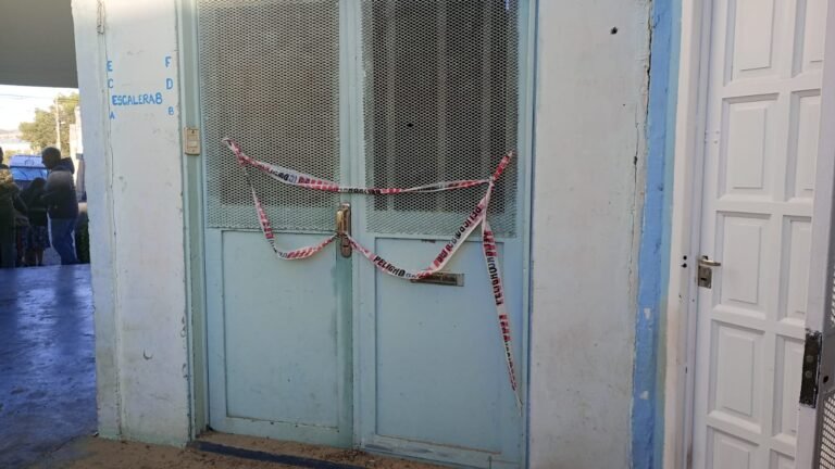 Se cayó el techo de concreto del palier de un edificio del barrio LU4