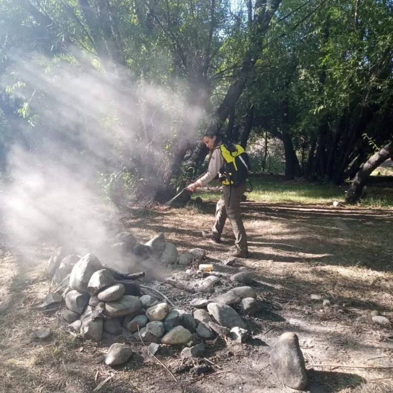 A pesar de los incendios en parque Nahuel Huapi, siguen encontrando fogones en zonas no habilitadas