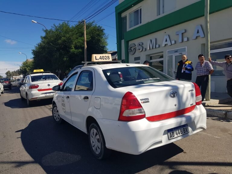 Reclamo de taxistas: solicitan que se trabaje en una ordenanza de prohibición de Uber