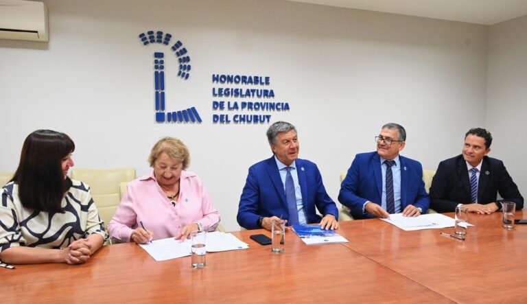 Firman convenio de trabajo conjunto con la Universidad Nacional De La Patagonia “San Juan Bosco”