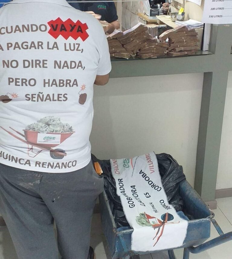 Se enojó por la tarifa de luz y pagó con una carretilla llena de plata