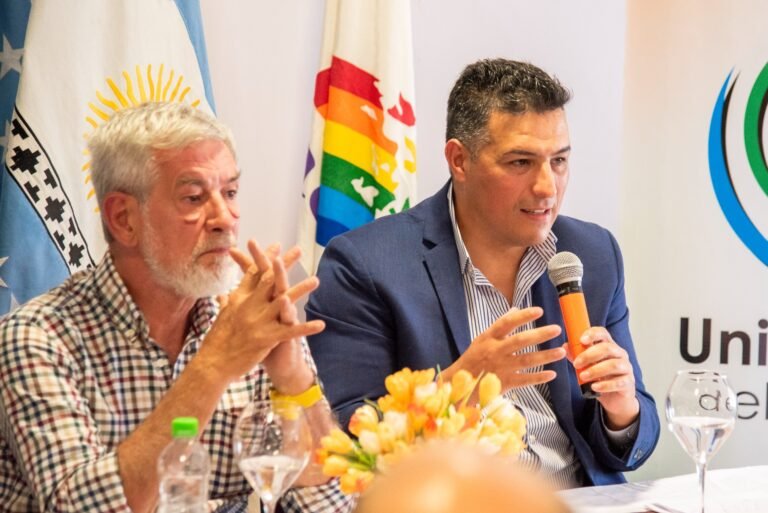 Balochi acompañó la firma del contrato para el nuevo edificio de la Universidad de Chubut