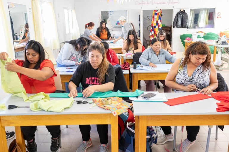 Capacitan a organizaciones sociales para generar una salida laboral propia