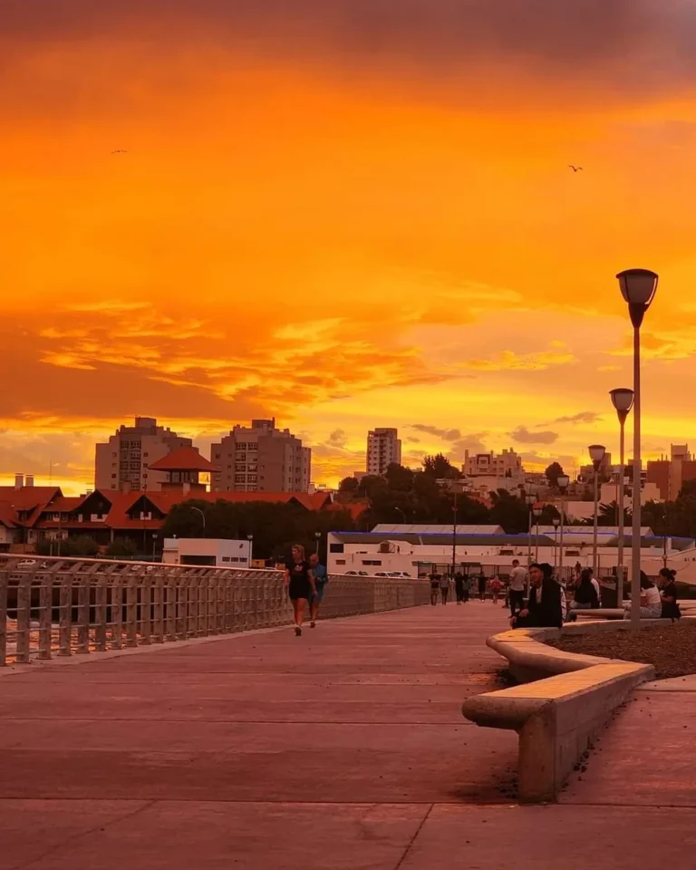 Martes caluroso y con ráfagas cercanas a los 80 km/h