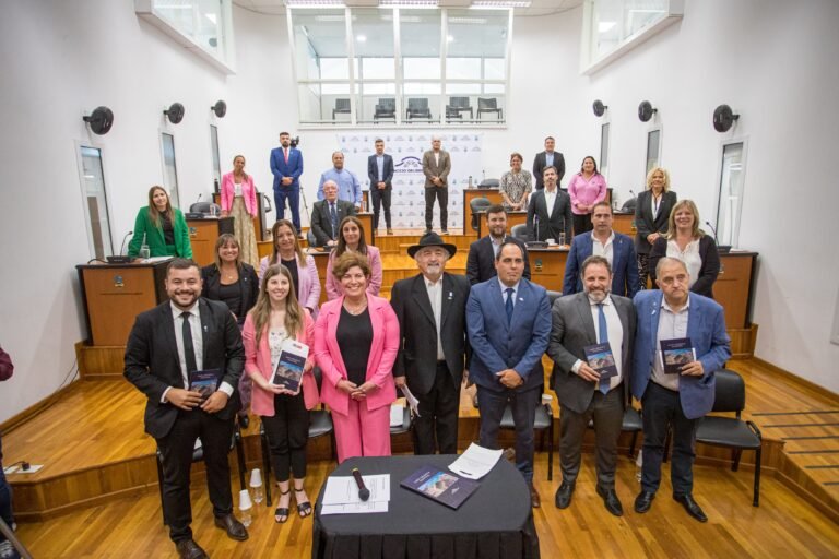 Diputados provinciales y nacionales y senadores juraron por la C.O.M en sesión especial