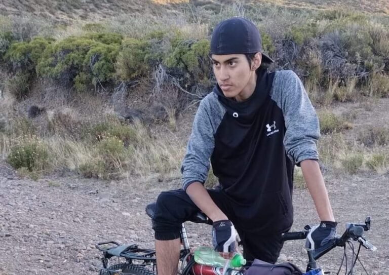 Buscan a un joven que recorre la Argentina en bicicleta