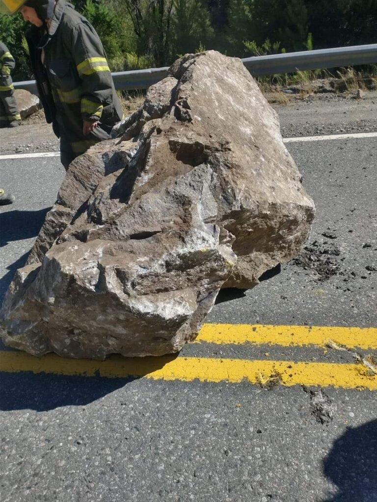Cayó una piedra de gran tamaño sobre la Ruta 40, en El Bolsón