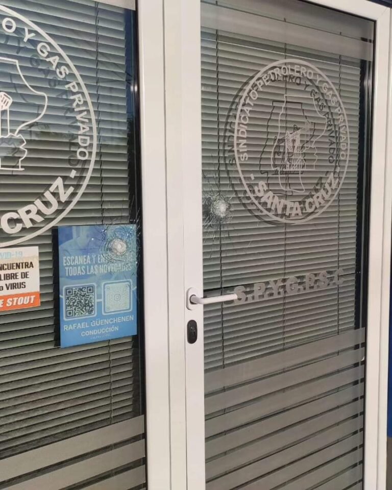 Atacaron con ocho disparos al edificio del Sindicato de Petróleo y Gas Privado