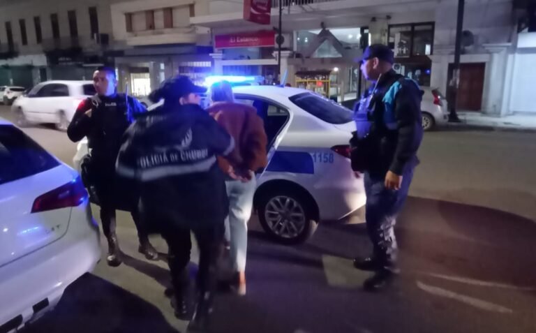Mujer alcoholizada invitó a pelear a policias