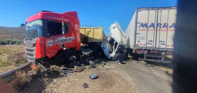 Fuerte choque entre tres camiones con acoplado
