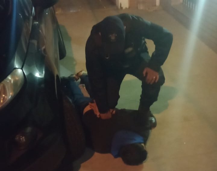 Atrapó al ladrón que intentaba robar pertenencias del auto de su padre