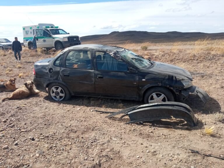 Viajaba a Comodoro, perdió el control del vehículo y volcó