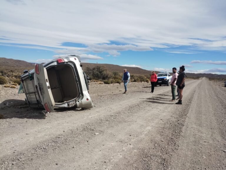 Un matrimonio volcó en la zona rural de El Molle
