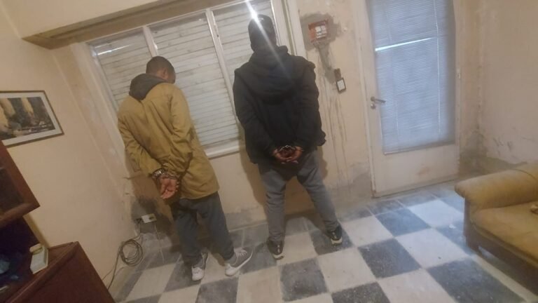 Entraron a robar en una casa que está en venta y fueron descubiertos