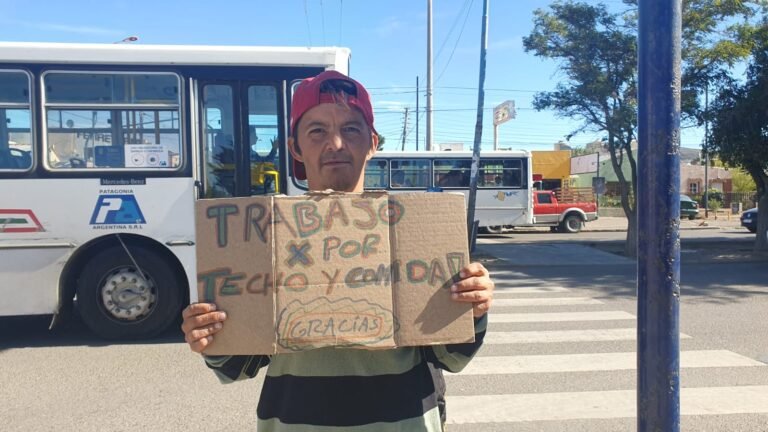 Se vino a dedo a Comodoro y busca techo y comida por trabajo