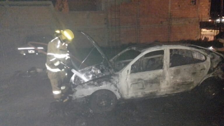 Investigan las causas de un incendio vehicular