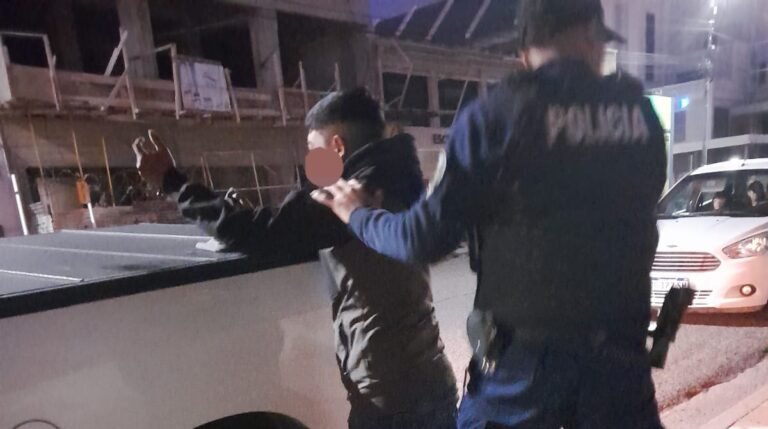 Lo atraparon cuando robaba pertenencias del interior de una camioneta